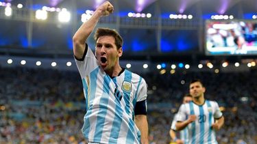 americateve | La Selección se impuso 2-1 con un tanto en contra de Kolasinac Sead a los dos minutos y un golazo de Lionel Messi tras combinar con Higuaín. En el desarrollo del partido y por las graves fallas defensivas, Sabella hizo tres cambios de esquema. El ingreso