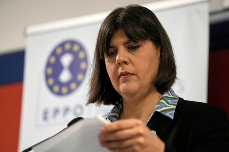 ARCHIVO - La jefa de la fiscalía europea, Laura Codruta Kovesi, comprueba sus notas durante una conferencia de prensa tras reunirse con autoridades griegas, en el puerto del Pireo, cerca de Atenas, el Grecia, el 2 de octubre de 2025. (AP Foto/Thanassis Stavrakis, archivo)
