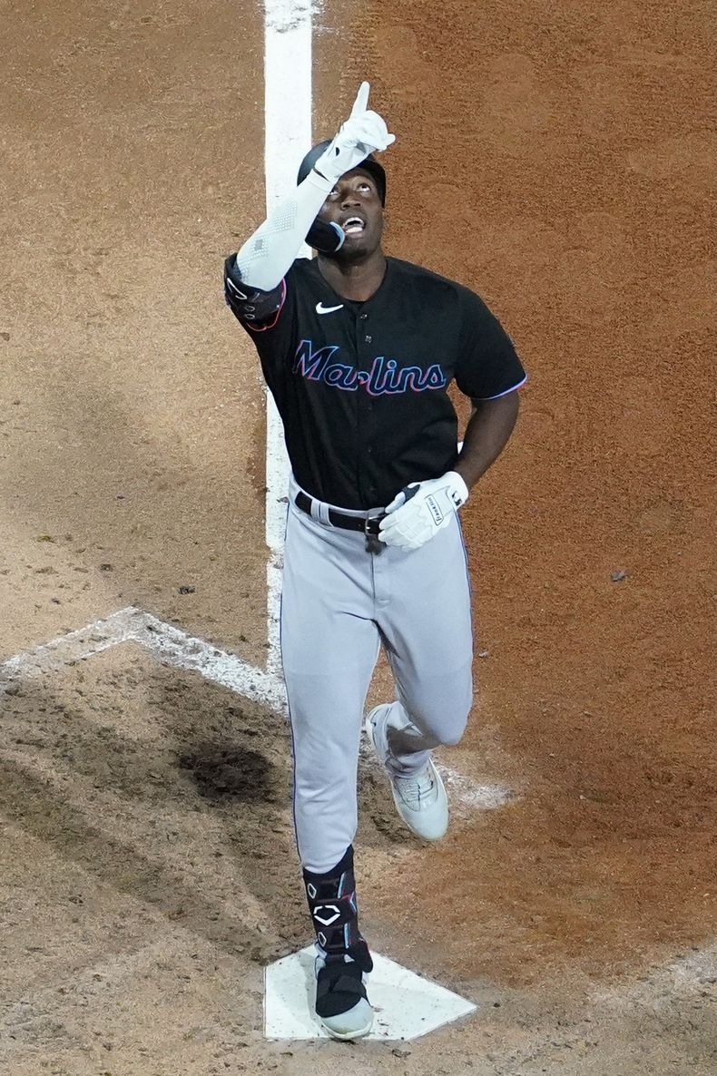 El dominicano Jesús Sánchez festeja tras conectar un jonrón de dos carreras ante los Filis de Filadelfia, el viernes 8 de septiembre de 2023 (AP Foto/Matt Slocum)