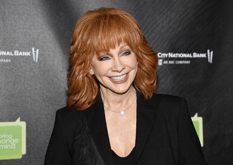 ARCHIVO - Reba McEntire asiste a la gala benéfica Bring Change to Mind Revels and Revelations 11 en Nueva York el 9 de octubre de 2023. McEntire interpretará el himno nacional estadounidense en el Super Bowl el 11 de febrero de 2024, mientras que Post Malone cantará America the Beautiful. (Foto Evan Agostini/Invision/AP, archivo)
