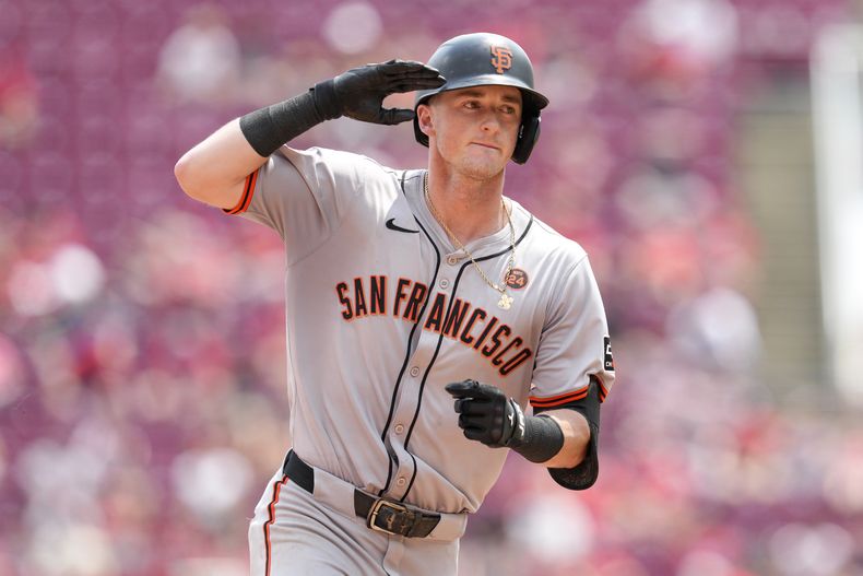 Tyler Fitzgerald de los Gigantes de San Francisco recorre las bases luego de impactar un jonrón de dos carreras durante el octavo episodio del juego de béisbol ante los Rojos de Cincinnati, el domingo 4 de agosto de 2024, en Cincinnati. (AP Foto/Jeff Dean)