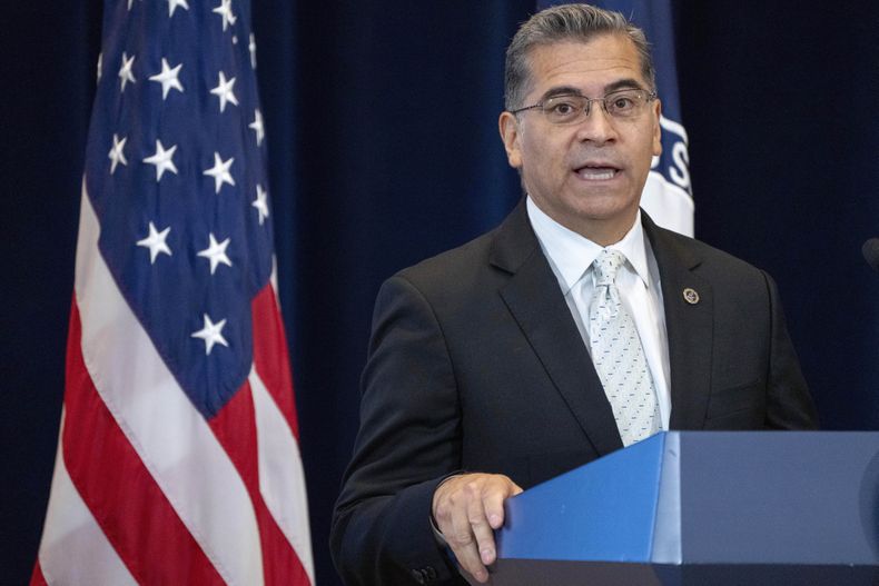 El secretario de Salud y Servicios Humanos, Xavier Becerra, hace declaraciones durante un acto en el que se puso en marcha la Oficina de Seguridad Global de Salud y Diplomacia, perteneciente al Departamento de Estado, en la sede de esta agencia en Washington, el martes 1 de agosto de 2023. (AP Foto/Jacquelyn Martin)