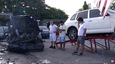 un vehiculo se estrello en la madrugada de este martes contra un negocio de venta de autos