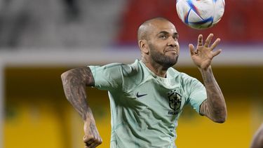 ARCHIVO - El zaguero brasileño Dani Alves durante un entrenamiento de la Copa Mundial en Doha, Qatar, el 4 de diciembre de 2022. (AP Foto/Andre Penner)