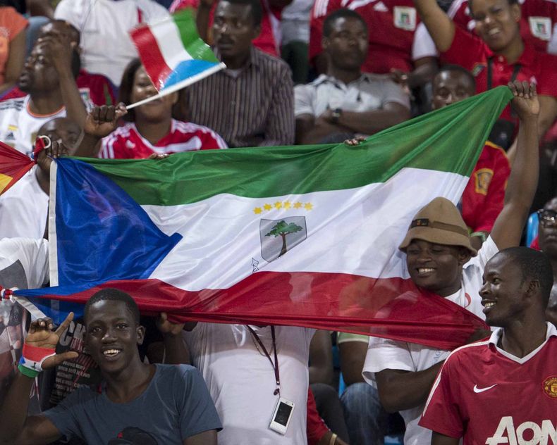 Hinchas de Guinea Ecuatorial muestran una bandera del pa&iacute;s antes de un partido contra Espa&ntilde;a el 16 de noviembre de 2013 en Malabo, Guinea Ecuatorial. Guinea Ecuatorial albergar&aacute; la Copa Africana en 2015, se anuncio el 14 de noviembre