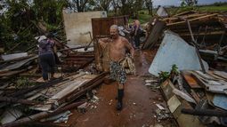 Varias personas recuperan pertenencias de su casa, destruida por el huracán Rafael, en Alquizar, Cuba, el jueves 7 de noviembre de 2024. La UNESCO informó el viernes 29 de noviembre de 2024 que entregará kits de materiales escolares y recreativos para apoyar a unos 3.500 estudiantes que fueron directamente afectados por el paso de este devastador ciclón, además de Oscar y un sismo entre octubre y noviembre. (Foto AP/Ramon Espinosa)
