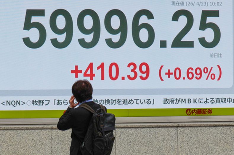 Una persona mira una pantalla con el índice Nikkei de Japón en el edificio de una firma financiera el jueves 23 de abril de 2026, en Tokio. (AP Foto/Eugene Hoshiko)