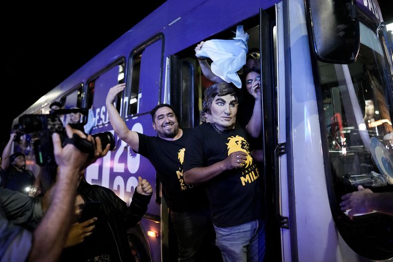 Seguidores de Javier Milei, candidato de la coalición Libertad Avanza, celebran su triunfo sobre Sergio Massa, ministro de Economía y candidato del peronismo, en el balojate presidencial en Buenos Aires, Argentina, el domingo 19 de noviembre de 2023. (AP Foto/Rodrigo Abd)