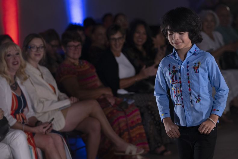 Un modelo luce prendas durante un desfile de modas con textiles guatemaltecos, el viernes 12 de mayo de 2023, en Brownsville, Texas. Elena de León, una diseñadora nacida en Guatemala, combinó técnicas indígenas de tejido, diseño moderno de ropa y colorida historia de su país natal en esa exhibición, la cual ofreció una muestra no sólo de su visión artística, sino un trabajo de madres guatemaltecas, incluidas algunas que viven en Estados Unidos y otras que se quedaron en su país para apoyar a sus familias. (AP Foto/Julio Cortez)