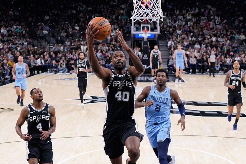 Harrison Barnes, de los Spurs de San Antonio, encesta frente a Jaren Jackson Jr, de los Grizzlies de Memphis, en el duelo del martes 2 de diciembre de 2025 (AP Foto/Eric Gay)
