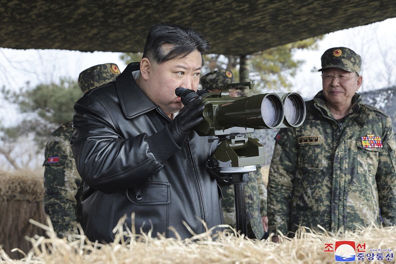 ARCHIVO - En esta fotografía proporcionada por el gobierno norcoreano, el gobernante Kim Jong Un, al centro, supervisa ejercicios de disparos de artillería el 7 de marzo de 2024, en Corea del Norte. (Agencia Central de Noticias de Corea/Korea News Service vía AP, archivo)