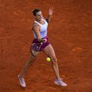 La bielorrusa Aryna Sabalenka regresa una bola de la polaca Iga Swiatek en la final del Abierto de Madrid el sábado 6 de mayo del 2023. (AP Foto/Manu Fernandez)