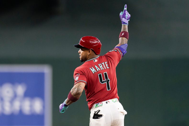 Ketel Marte (4), de los Diamondbacks de Arizona, celebra mientras corre las bases tras conectar un doble que remolcó al corredor automático en la décima entrada del juego de béisbol de Grandes Ligas contra los Bravos de Atlanta el domingo 5 de abril de 2026, en Phoenix. (AP Foto/Rebecca Noble)