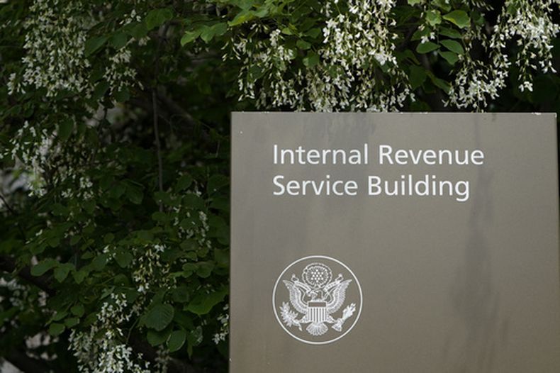 Un letrero del Servicio de Rentas Internas en un edificio en Washington, el 4 de mayo del 2021. (AP foto/Patrick Semansky)