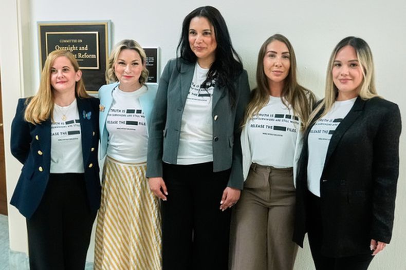 Víctimas de los abusos de Jeffrey Epstein, de izquierda a derecha, Liz Stein, Dani Bensky, Sharlene Rochard, Marina Lacerda y Andrea Sterling, antes de la llegada de la exsecretaria de Justicia, Pam Bondi, para declarar en el edificio de oficinas Rayburn en el Capitolio, el viernes 29 de mayo de 2026, en Washington. (AP Foto/Manuel Ceneta)