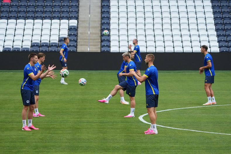 La selección de Bosnia y Herzegovina entrena para el Mundial el viernes 5 de junio de 2026 en San Luis (AP Foto/Jeff Roberson)