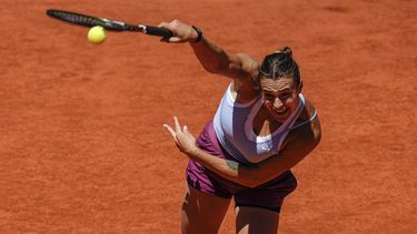Aryna Sabalenka saca ante Mirra Andreeva en el Abierto de Madrid, el lunes 1 de mayo de 2023. (AP Foto/Manu Fernández)
