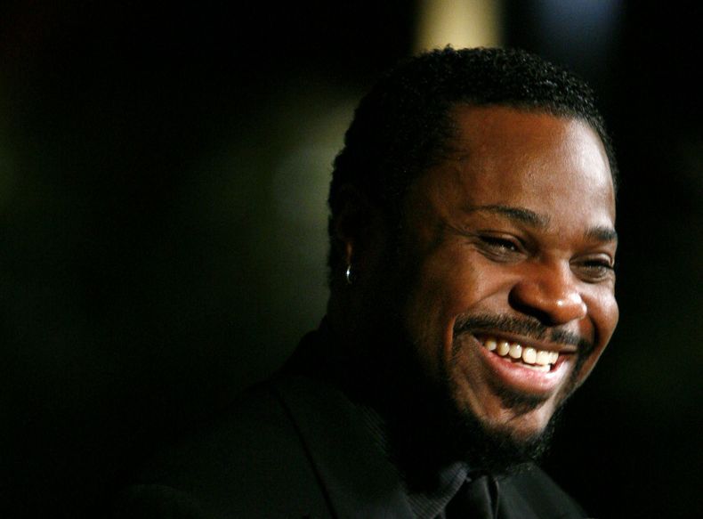 ARCHIVO - El actor Malcolm-Jamal Warner es visto en la alfombra roja del Premio Mark Twain de Humor Estadounidense, en honor a Bill Cosby, en Washington, el 26 de octubre de 2009. (Foto AP/Jacquelyn Martin, archivo)