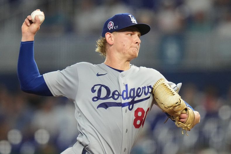 El lanzador abridor de los Dodgers de Los Ángeles, Emmet Sheehan, lanza durante la primera entrada de un partido de béisbol contra los Marlins de Miami, el domingo 13 de septiembre de 2026, en Miami. (Foto AP/Lynne Sladky)