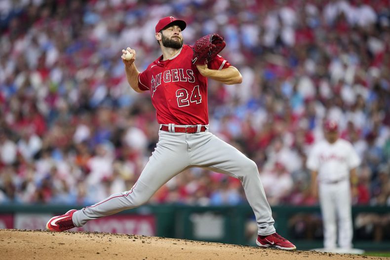 Lucas Giolito, de los Angelinos de Los Ángeles, lanza en el segundo inning del juego ante los Filis de Filadelfia, el lunes 28 de agosto de 2023 (AP Foto/Matt Slocum)