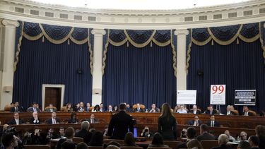 Republicanos intentan poner en duda lealtad de testigo
