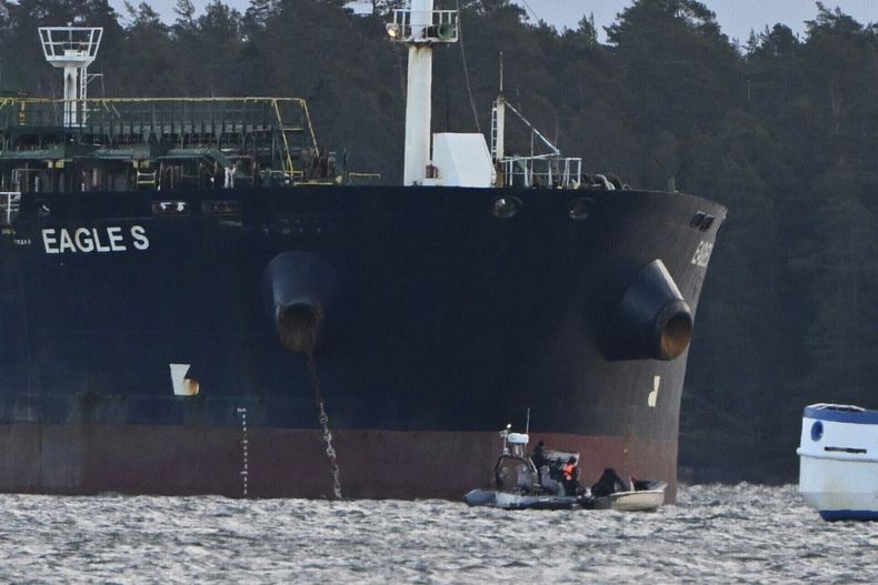 ARCHIVO - El petrolero Eagle S, registrado en las Islas Cook, está anclado cerca del puerto de Kilpilahti en Porvoo, en el Golfo de Finlandia, el 30 de diciembre de 2024. (Jussi Nukari/Lehtikuva vía AP, archivo)