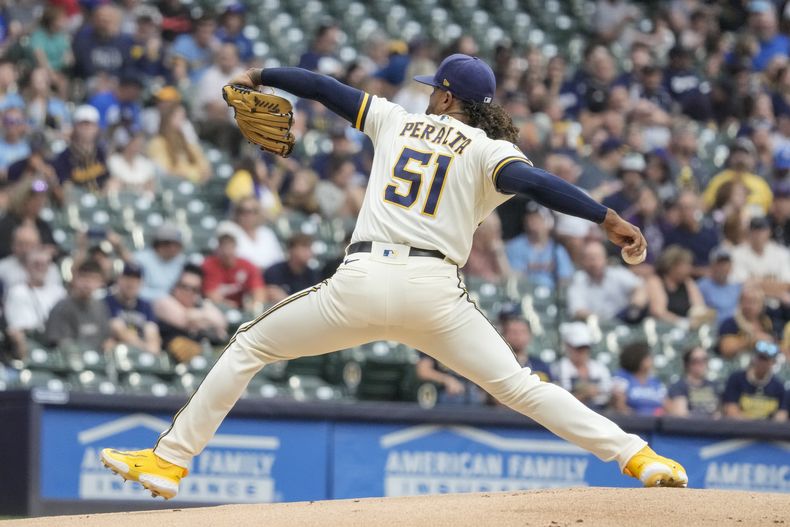 Freddy Peralta de los Cerveceros de Milwaukee realiza un lanzamiento durante el primer episodio del juego ante los Rockies de Colorado, en Milwaukee. Lunes 7 de agosto de 2023. (AP Foto/Morry Gash)