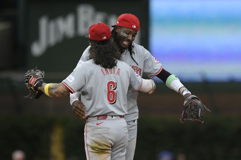 Elly De La Cruz (derecha) y Jonathan India (6) de los Rojos de Cincinnati celebran la victoria ante los Cachorros de Chicago, el domingo 29 de septiembre de 2024. (AP Foto/Paul Beaty)