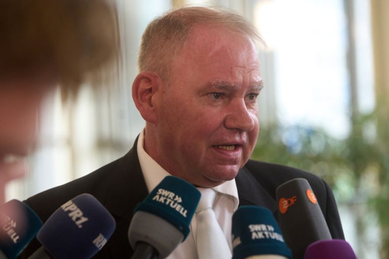 El abogado Volker Klein hace una declaración en el tribunal regional de Coblenza, Alemania, el martes 18 de agosto de 2026, durante un receso en el juicio de un hombre de 81 años que admitió del asesinato de una turista estadounidense en Alemania en 1994. (Thomas Frey/dpa vía AP)