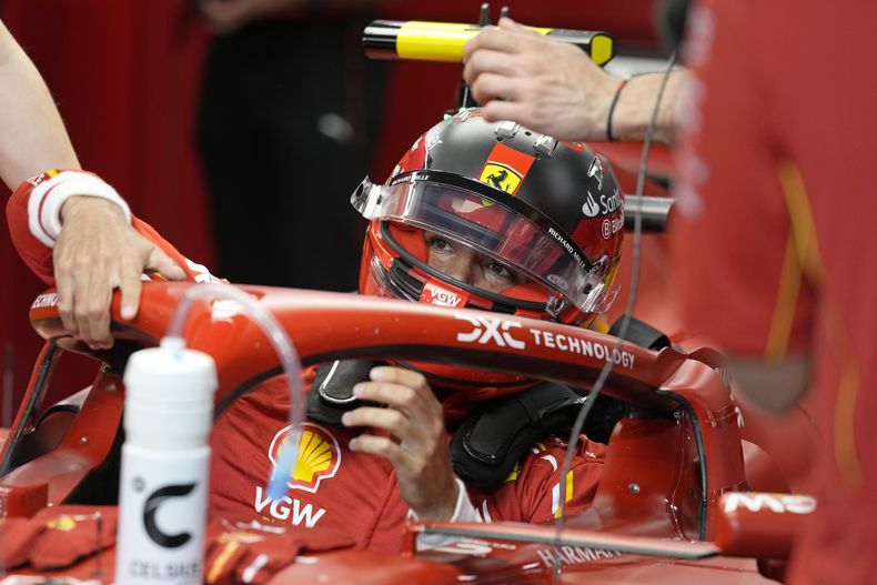 El piloto español de la escudería Ferrari Carlos Sainz sentad en su auto antes del inicio de la segunda sesión de práctica antes del Gran Premio de Arabia Saudí en Yedá el jueves 7 de marzo del 2024. (AP Foto/Darko Bandic)