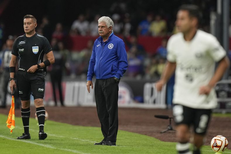 El técnico de Cruz Azul Ricardo Ferreti (centro) durante el partido contra el América en el estadio Azteca de la Ciudad de México, el sábado 15 de abril de 2023. (AP Foto/Fernando Llano)