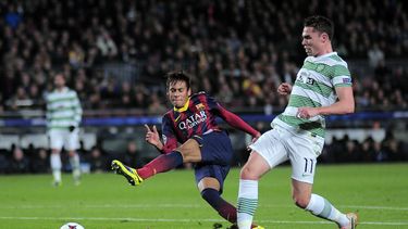 americateve | El jugador del Barcelona, Neymar, izquierda, remata el bal&oacute;n en un partido contra Celtic por la Liga de Campeones el mi&eacute;rcoles, 11 de diciembre de 2013, en Barcelona, Espa&ntilde;a. (AP Photo/Manu Fernandez)