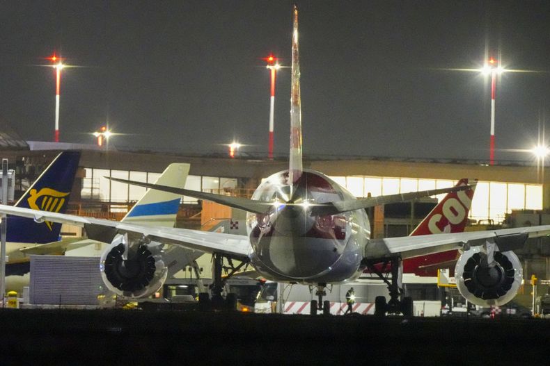 El vuelo AA292 de American Airlines que iba de Nueva York a Nueva Delhi, India, desviado y estacionado en el aeropuerto de Roma por cuestiones seguridad, el 23 de febrero de 2025. (AP Foto/Kirsty Wigglesworth)