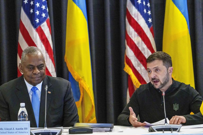 ARCHIVO - El secretario de Defensa de Estados Unidos, Lloyd Austin, a la izquierda, escucha al presidente de Ucrania, Volodymyr Zelenskyy, durante una reunión en la base aérea de Ramstein, en Ramstein-Miesenbach, Alemania, el viernes 6 de septiembre de 2024. (Andreas Arnold/dpa via AP, Archivo)