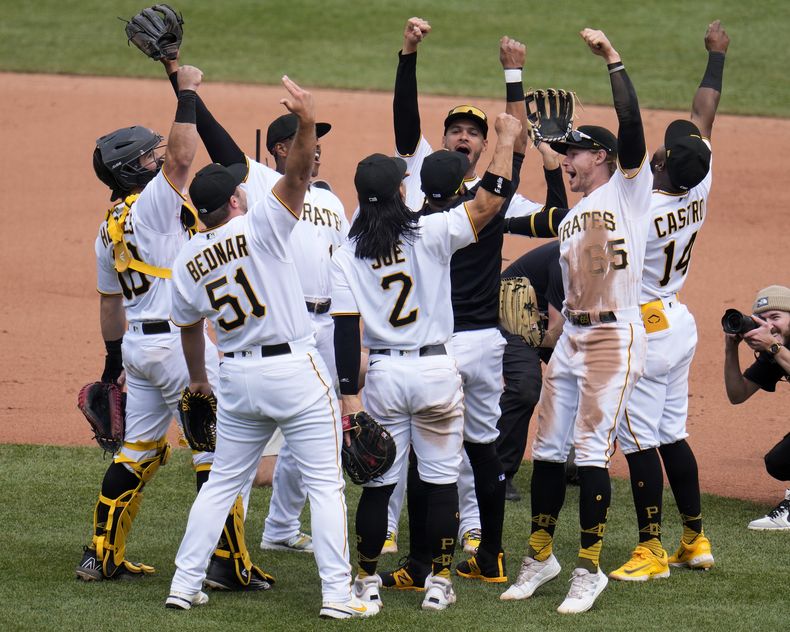 Los Piratas de Pittsburgh celebran la victoria 6-2 ante los Dodgers de Los Ángeles, el jueves 27 de abril de 2023. (AP Foto/Gene J. Puskar)