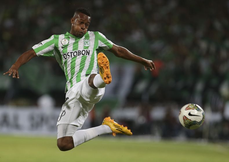 Jonathan Copete, del Atl&eacute;tico Nacional de Colombia, realiza un remate durante la ida de la final de la Cops Sudamericana, el mi&eacute;rcoles 3 de diciembre de 2014, ante River Plate (AP Foto/Fernando Vergara)