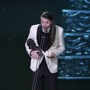 Javier Alvarino recibe el premio a mejor dirección de arte por La Virgen Roja durante la 39ª ceremonia de los Premios Goya en Granada, España, el sábado 8 de febrero de 2025, en Granada. (Foto AP/Fermin Rodriguez)