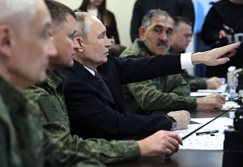 El presidente ruso Vladímir Putin, centro, izquierda, visita los ejercicios militares Centro-2026 en el terreno de entrenamiento Chebarkulsky en las afueras de Chebarkul, región de Cheliábinsk, Rusia, el viernes 2 de octubre de 2026. (Alexander Kazakov, Sputnik, Kremlin Pool Foto vía AP)
