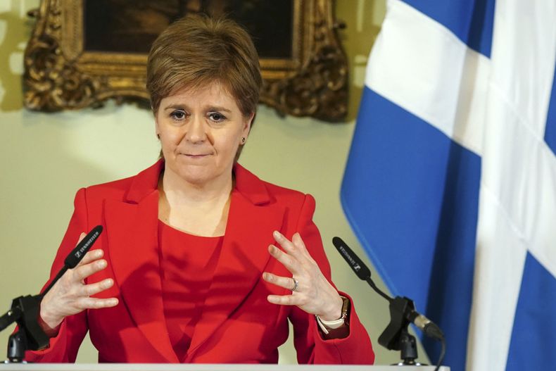 ARCHIVO - Nicola Sturgeon habla durante una conferencia de prensa en Edimburgo, el miércoles 15 de febrero de 2023. (Jane Barlow/Pool photo via AP, Archivo)