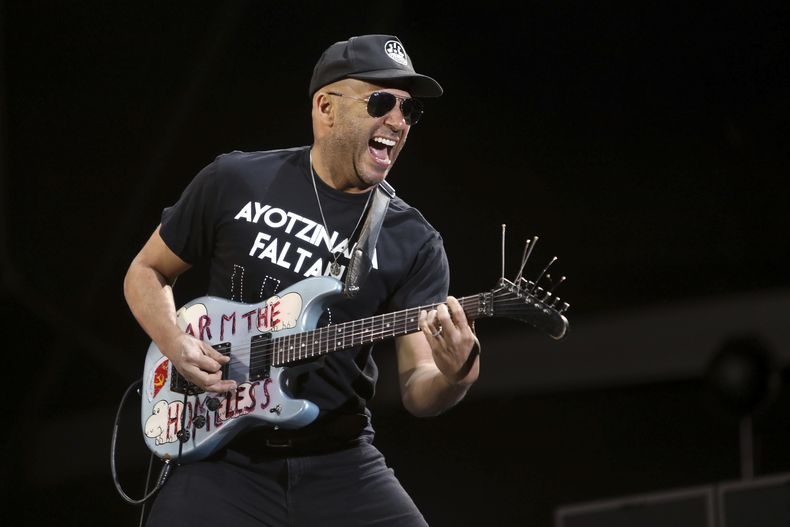 ARCHIVO - Tom Morello, guitarrista de Prophet of Rage, durante su presentación en el festival Vive Latino en Ciudad de México el 18 de marzo del 2017. (Foto AP/Christian Palma, archivo)