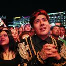 El público disfruta de una proyección gratuita del concierto que el fallecido cantante mexicano Juan Gabriel ofreció en 1990 en Bellas Artes, en el Zócalo, la plaza principal de la Ciudad de México, el sábado 8 de noviembre de 2025. (Foto AP/Claudia Rosel)