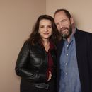 Juliette Binoche, izquierda, y Ralph Fiennes posan para un retrato para promover la película The Return el miércoles 4 de diciembre de 2024 en Nueva York. (Foto Matt Licari/Invision/AP)
