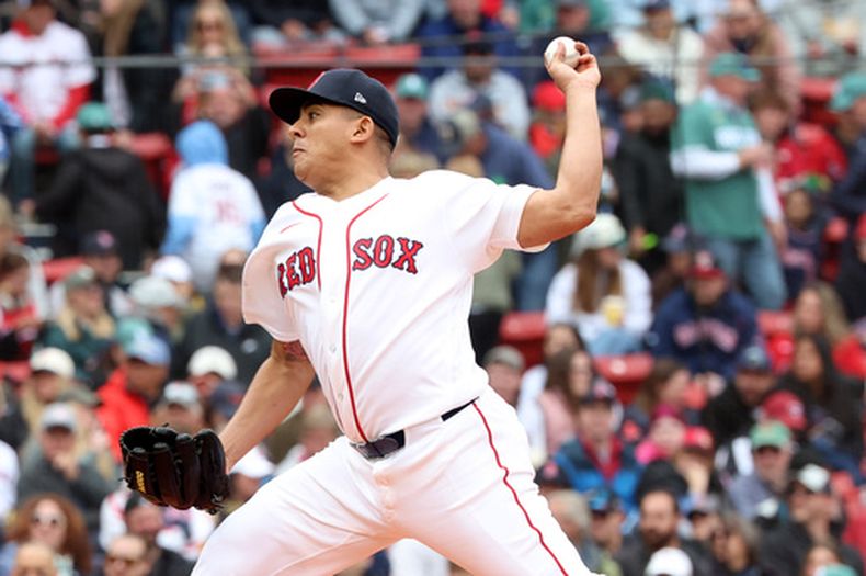 El pitcher venezolano de los Medias Rojas de Boston Ranger Suarez lanza en la cuarta entrada ante los Astros de Houston el domingo 3 de mayo del 2026. (AP Foto/Mark Stockwell)