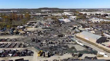 Foto entregada por la Junta Nacional de Seguridad en el Transporte de Estados Unidos que muestra el lugar donde se estrelló la aeronave en Louisville, Kentucky, el 6 de noviembre del 2025. (Junta Nacional de Seguridad en el Transporte de Estados Unidos via AP)
