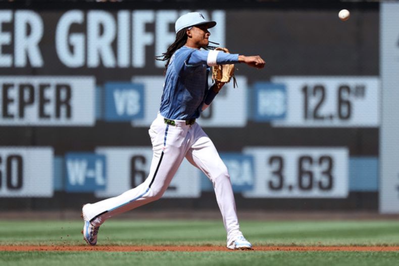 El campocorto de los Nacionales de Washington, CJ Abrams, lanza a primera base para conseguir un out durante la primera entrada de un partido de béisbol contra los Padres de San Diego, el sábado 30 de mayo de 2026, en Washington. (Foto AP/Daniel Kucin Jr.)