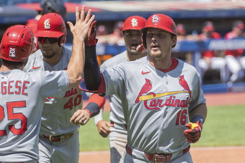 Thomas Saggese de los Cardenales de San Luis, izquierda, felicita a Nolan Gorman después de su jonrón de tres carreras ante el lanzador abridor de los Guardianes de Cleveland, Logan Allen, durante la primera entrada de un partido de béisbol, el domingo 29 de junio de 2025, en Cleveland. (AP Photo/Phil Long)