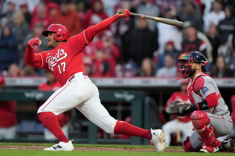 Dane Myers, de los Rojos de Cincinnati, pega un sencillo para sentenciar la victoria sobre los Medias Rojas de Boston, el sábado 28 de marzo de 2026 (AP Foto/Carolyn Kaster)
