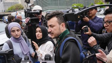 Miembros del grupo Apartheid Divest de la Universidad de Columbia, incluida Sueda Polat, segunda de izquierda a derecha, y Mahmoud Khalil, al centro, rodeados por miembros de la prensa fuera del campus de la Universidad de Columbia, el martes 30 de abril de 2024, en Nueva York. (AP Foto/Mary Altaffer, Archivo)