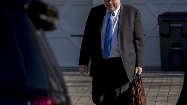 Barr se reúne con legisladores por leyes de vigilancia