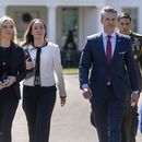 El secretario de Defensa estadounidense Pete Hegseth (segundo desde la derecha) en la Casa Blanca en Washington el 21 de marzo del 2025. (AP foto/Mark Schiefelbein)